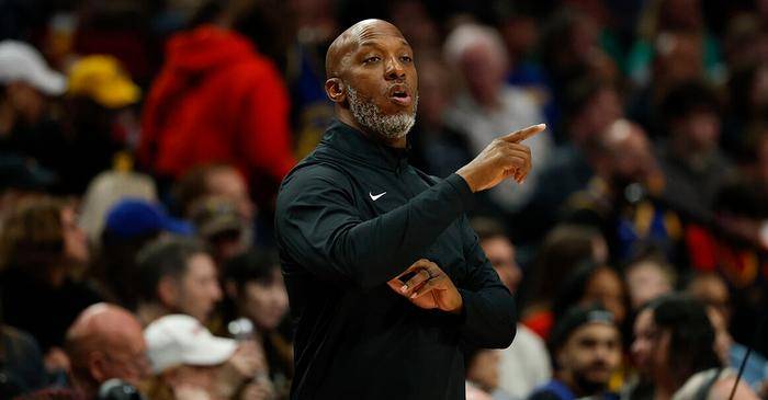 包含集结日法兰克福备战荷甲，门线救险细节曝光，球迷炸锅，赛程密集仍需轮换的词条